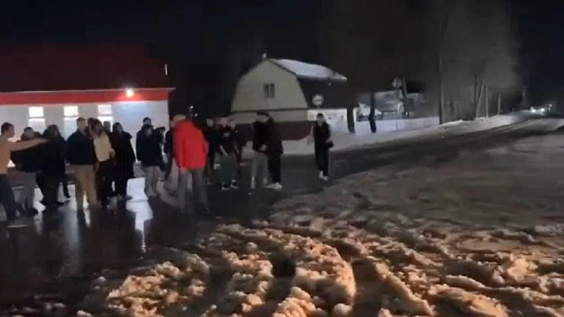 Полиция устанавливает участников массовой драки у ТЦ в Волоколамске