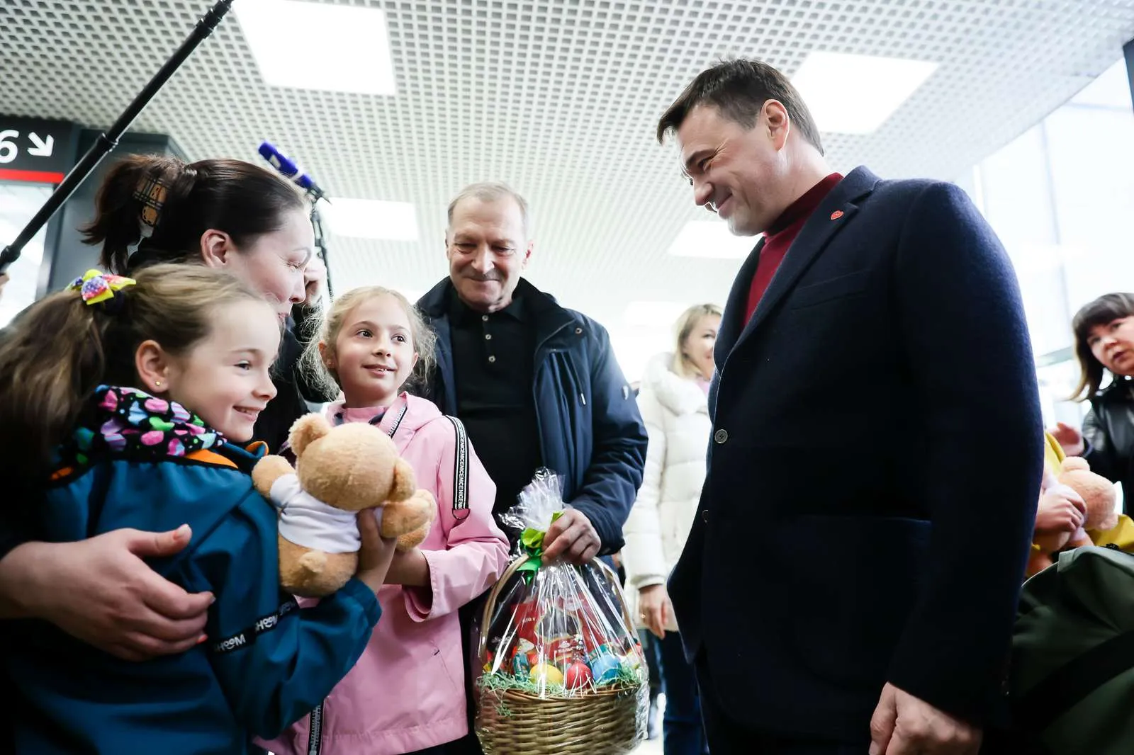 Семьи Московской области взяли под опеку детей Донбасса: как работает  программа помощи сиротам | 360°