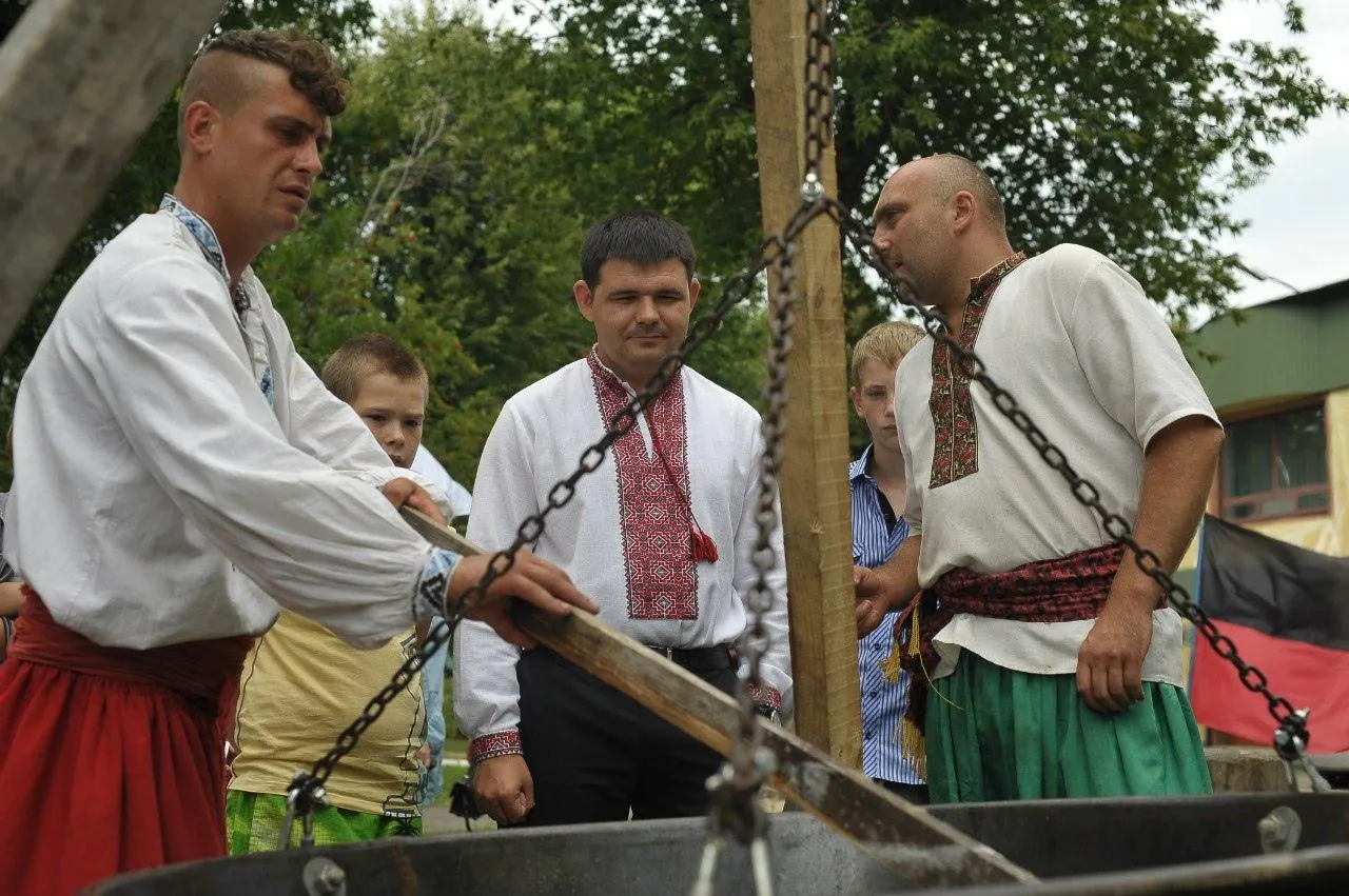 Фото с личной страницы Геннадия Частякова (в центре), примерно 2012 год