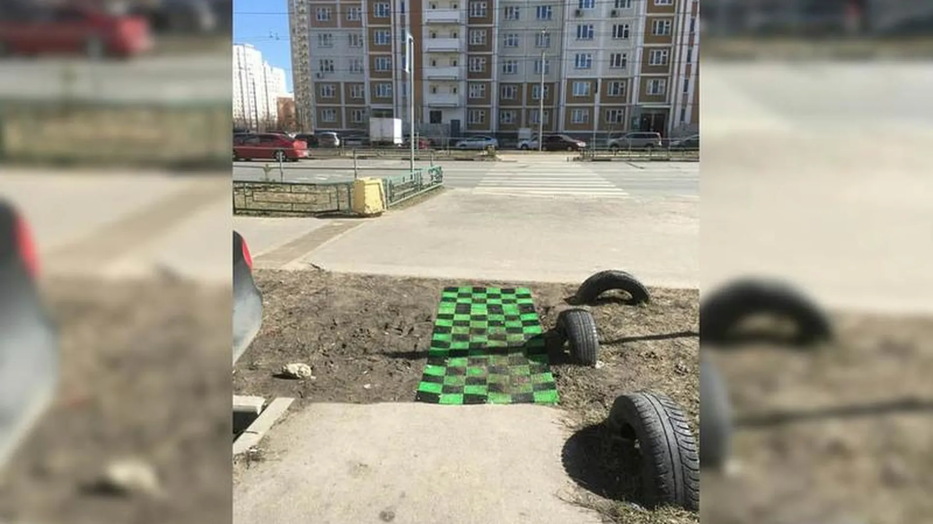 В Подольске на грязь положили массажный коврик для пешеходов
