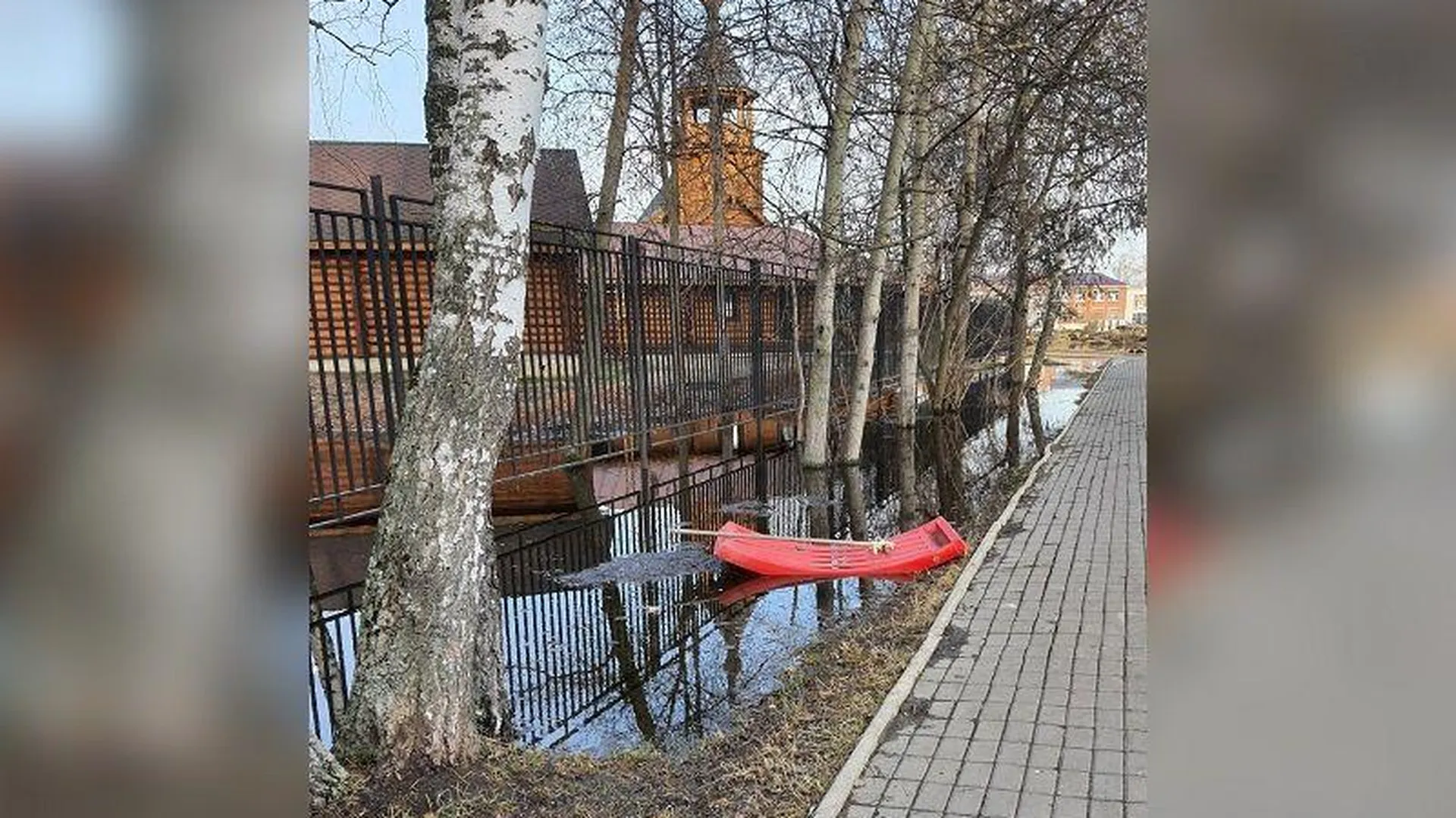 Жители Электрогорска обнаружили необычную гондолу на талой воде