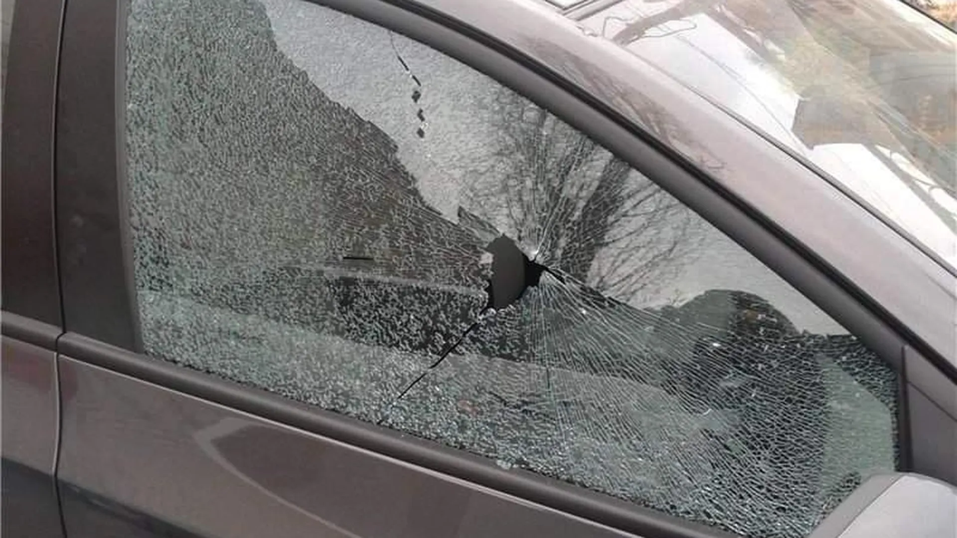 Неизвестные обстреляли окна машины пожилого мужчины в Солнечногорске
