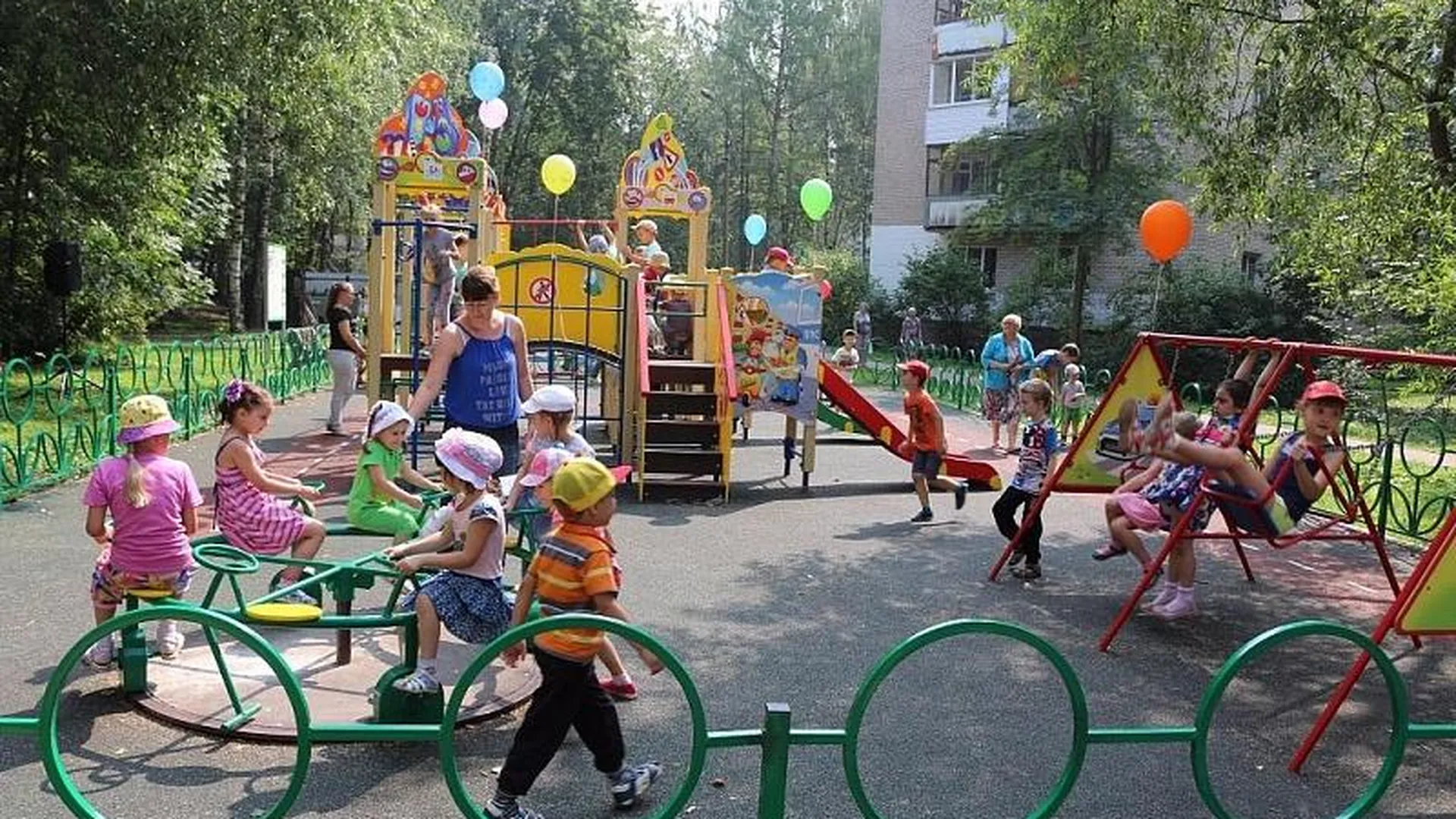 Тысячу двести детских площадок откроют в МО до конца года