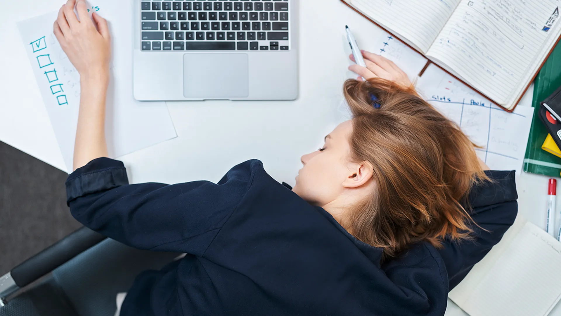 «Может вызвать депрессию»: выяснилось, чем опасен недосып в рабочие дни