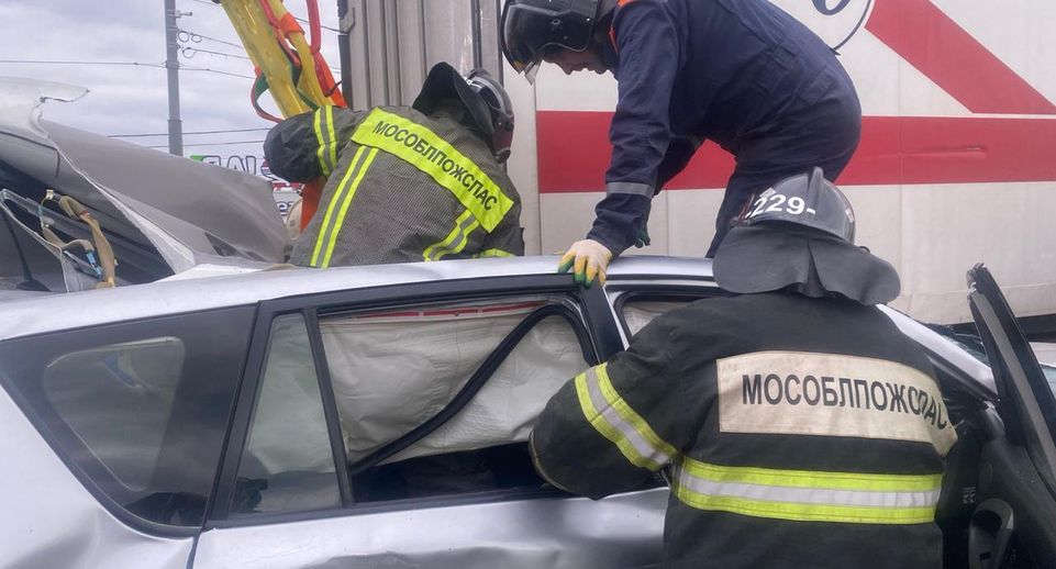 Спасатели вызволили водителя из автомобиля после ДТП в Луховицах