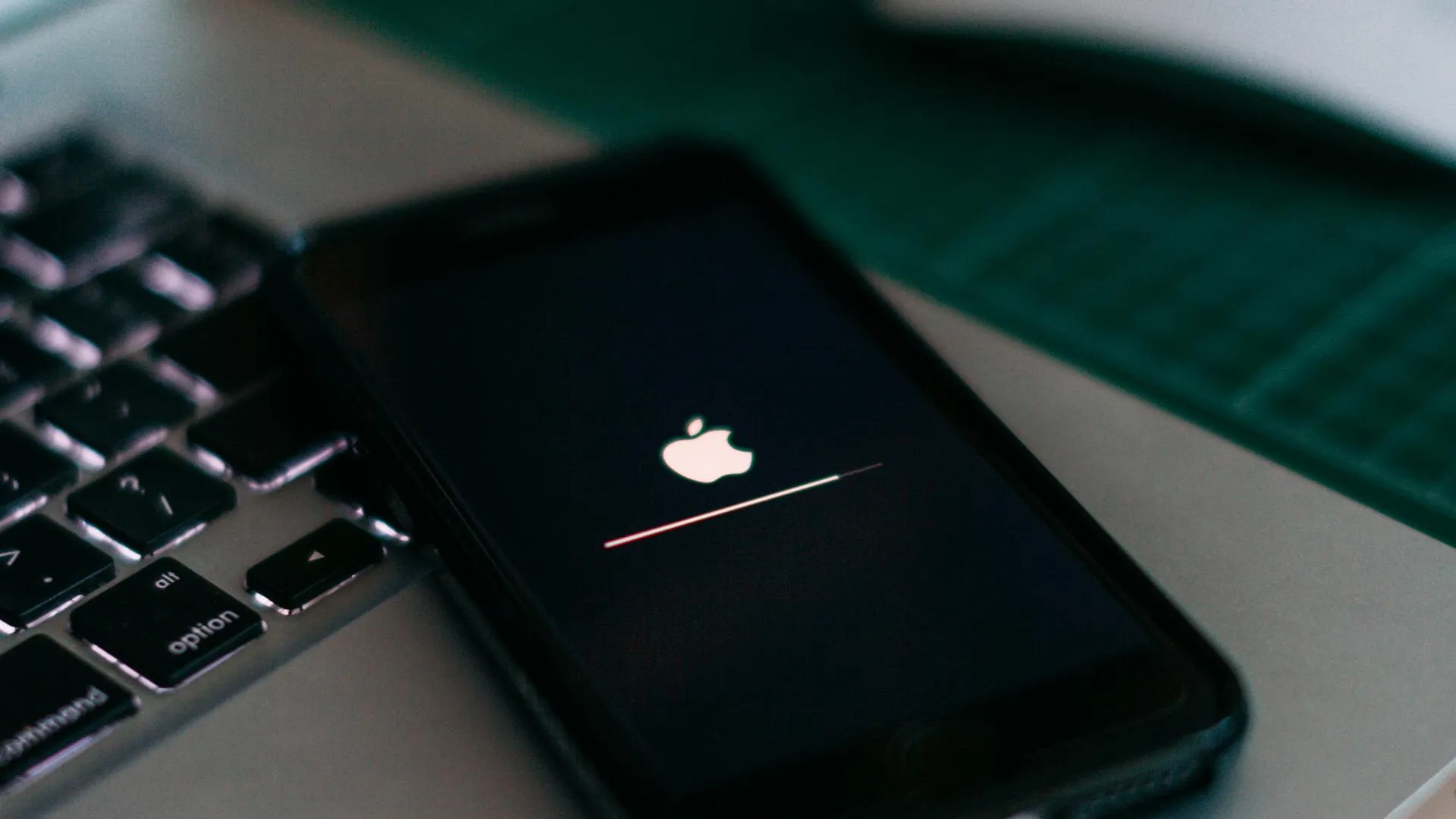 «Сбер» запустил услугу установки приложения на iOS на дому