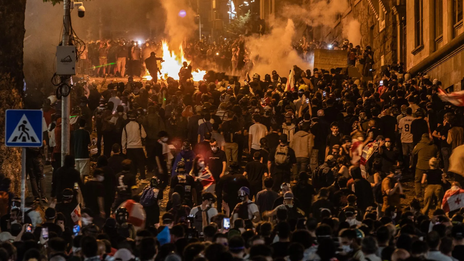 «Мирный» протест грузинской оппозиции — с поджогами и лазерными указками против полиции