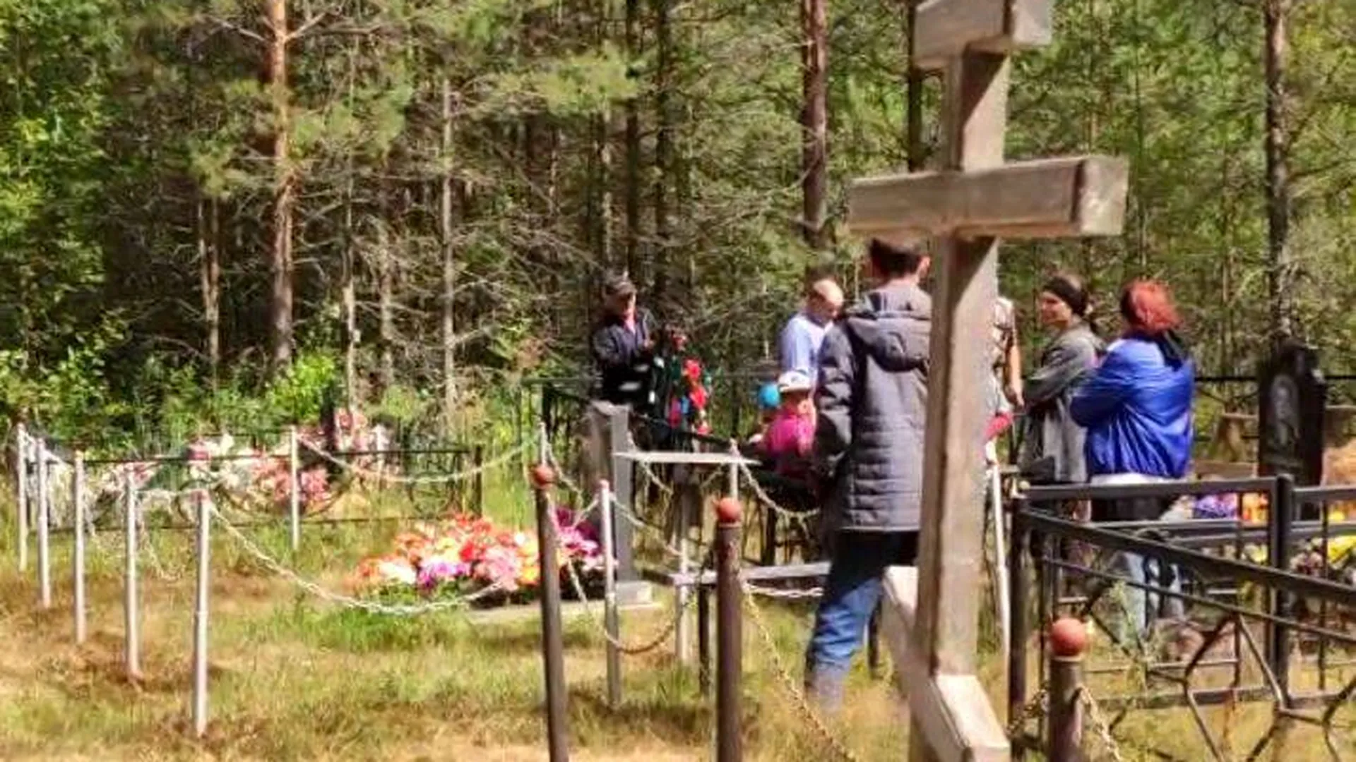 Сбитых московской студенткой мальчиков похоронили под Вологдой. Видео