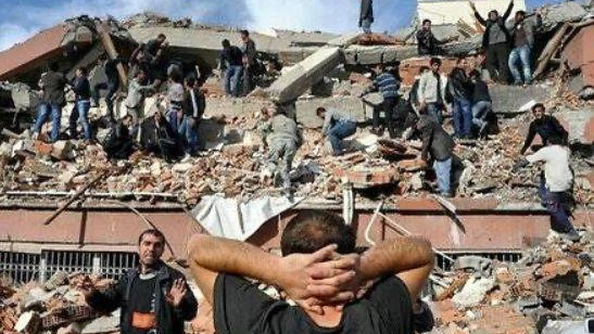 Число жертв землетрясения в Измире выросло до 12
