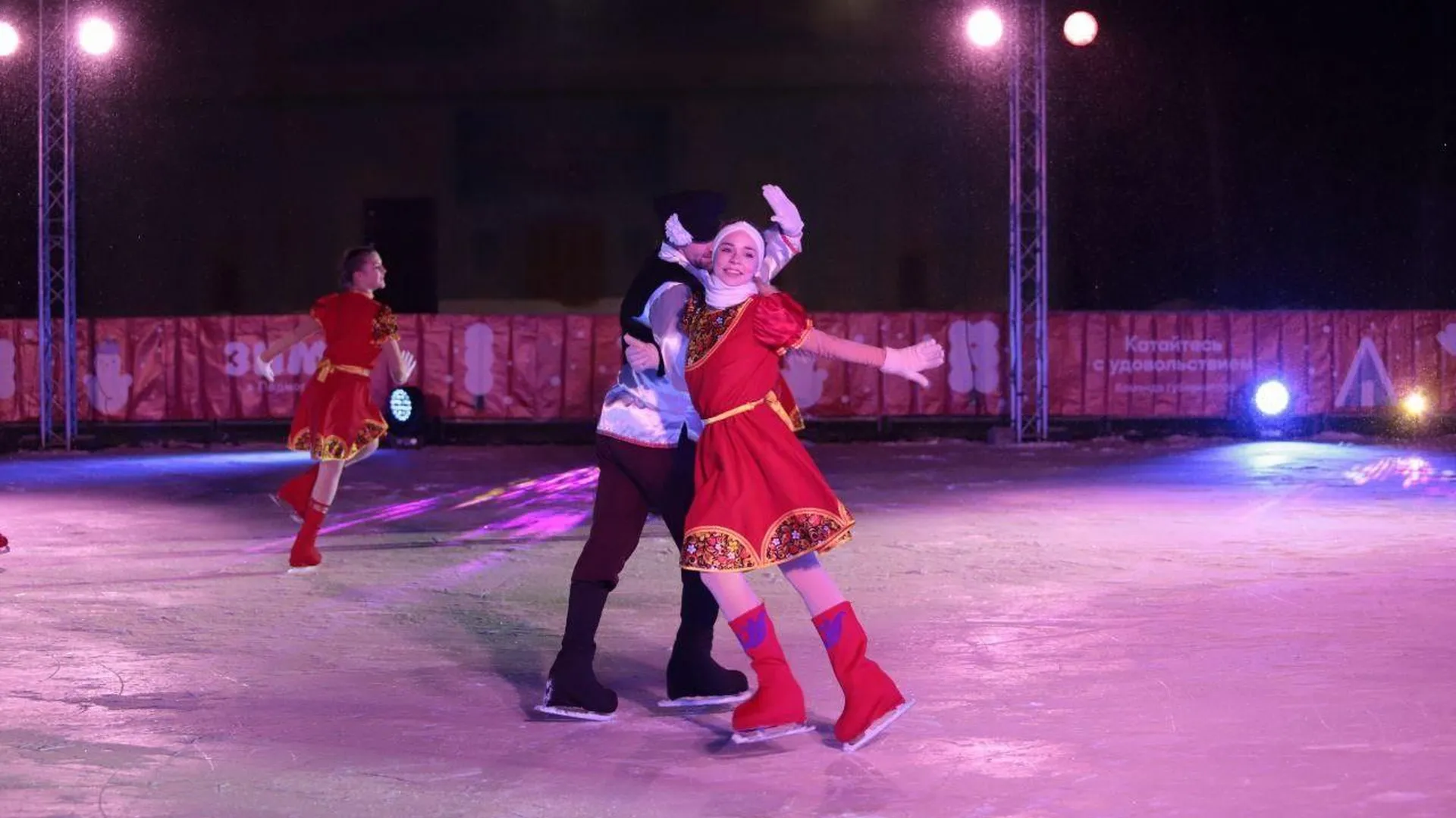 В Кашире на ледовый спектакль «Байки русской балалайки» пришло много людей, несмотря на холод