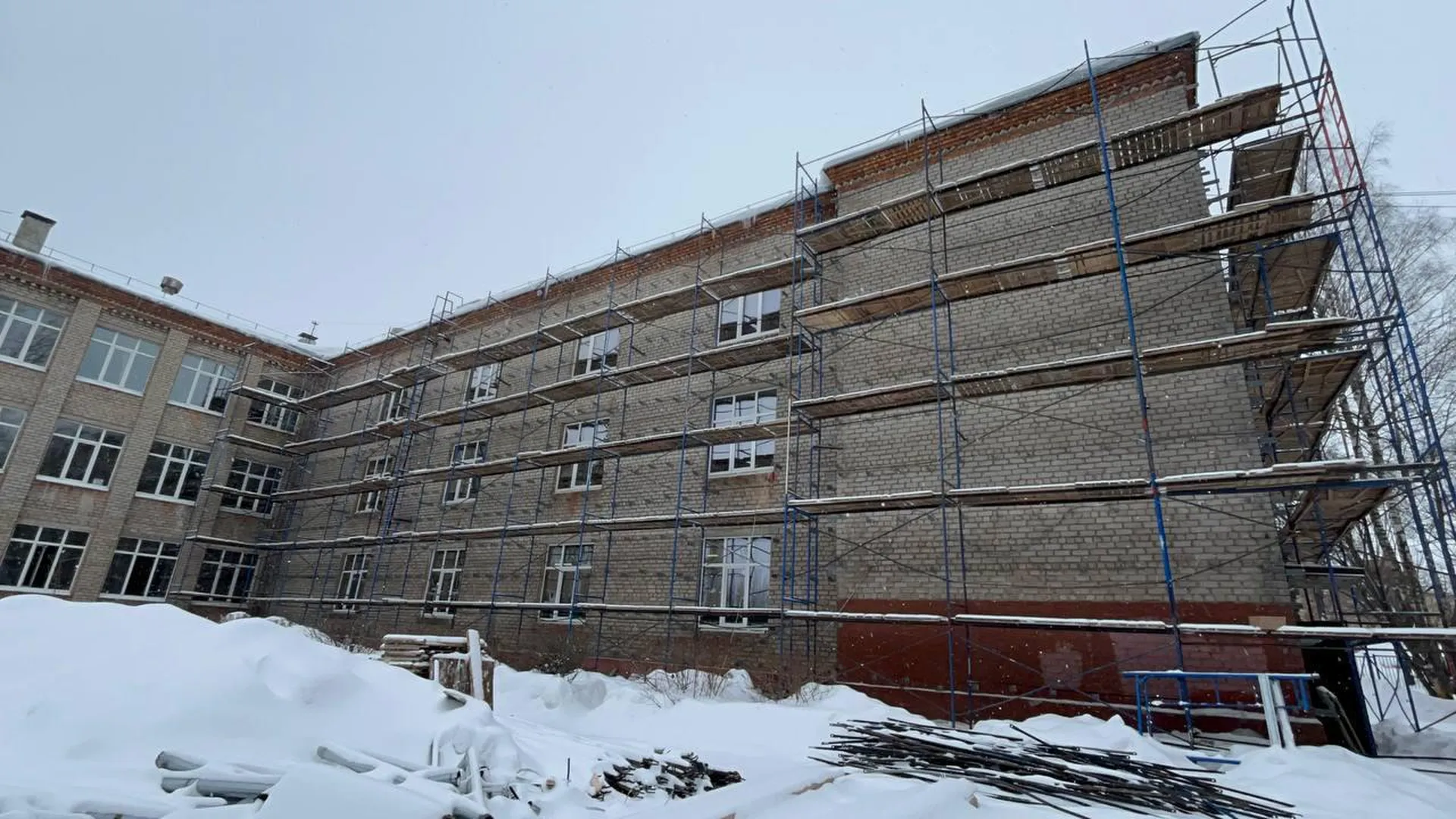 Сорок рабочих продолжат осуществлять работы капитального ремонта в одной из школ в Ногинске
