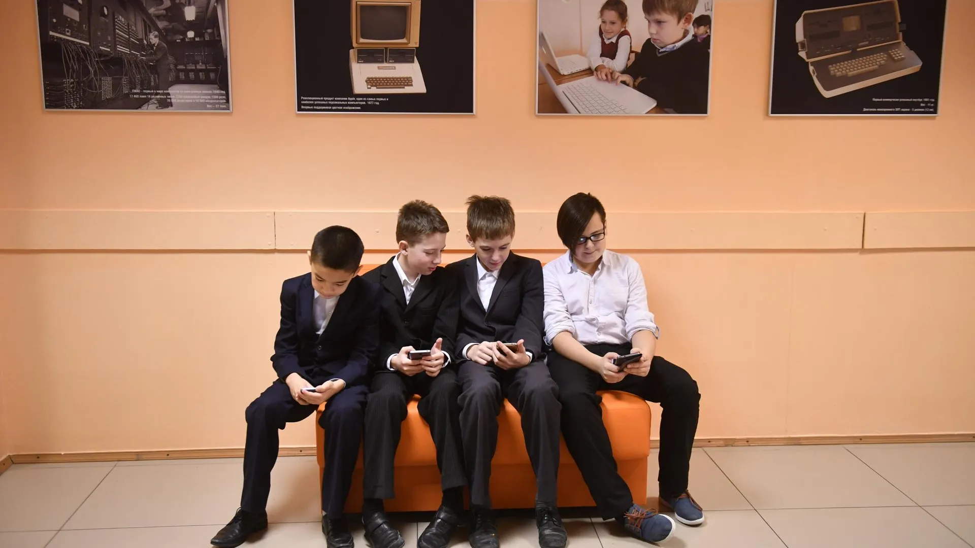 Ученики во время перемены в московской школе. Фото: Komsomolskaya Pravda