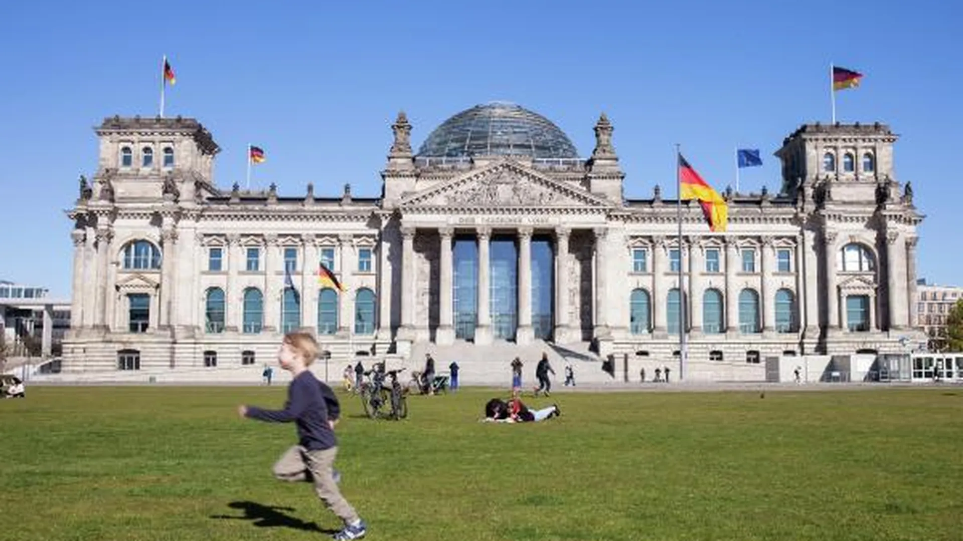 В Германии потребовали убрать нацистских орлов со зданий правительства страны