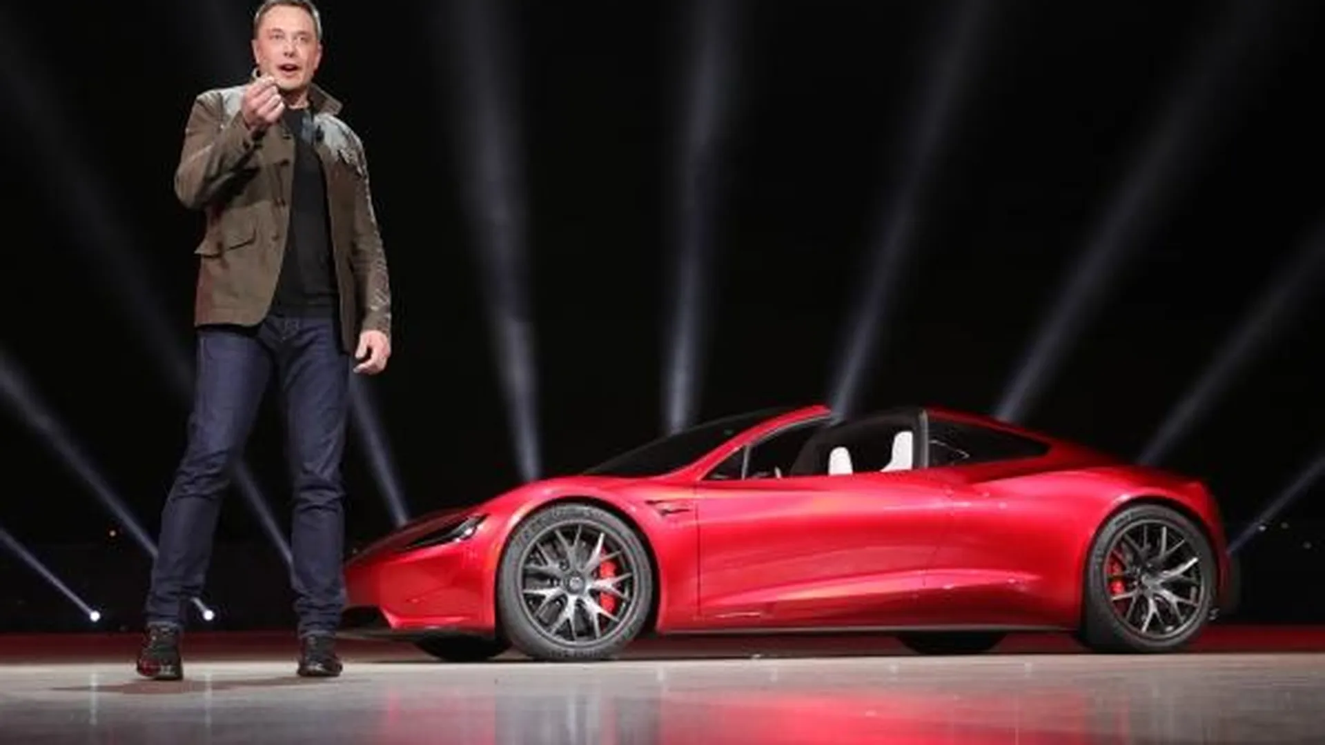 Илон Маск на презентации новинок автомобильного подразделения компании Tesla Motors