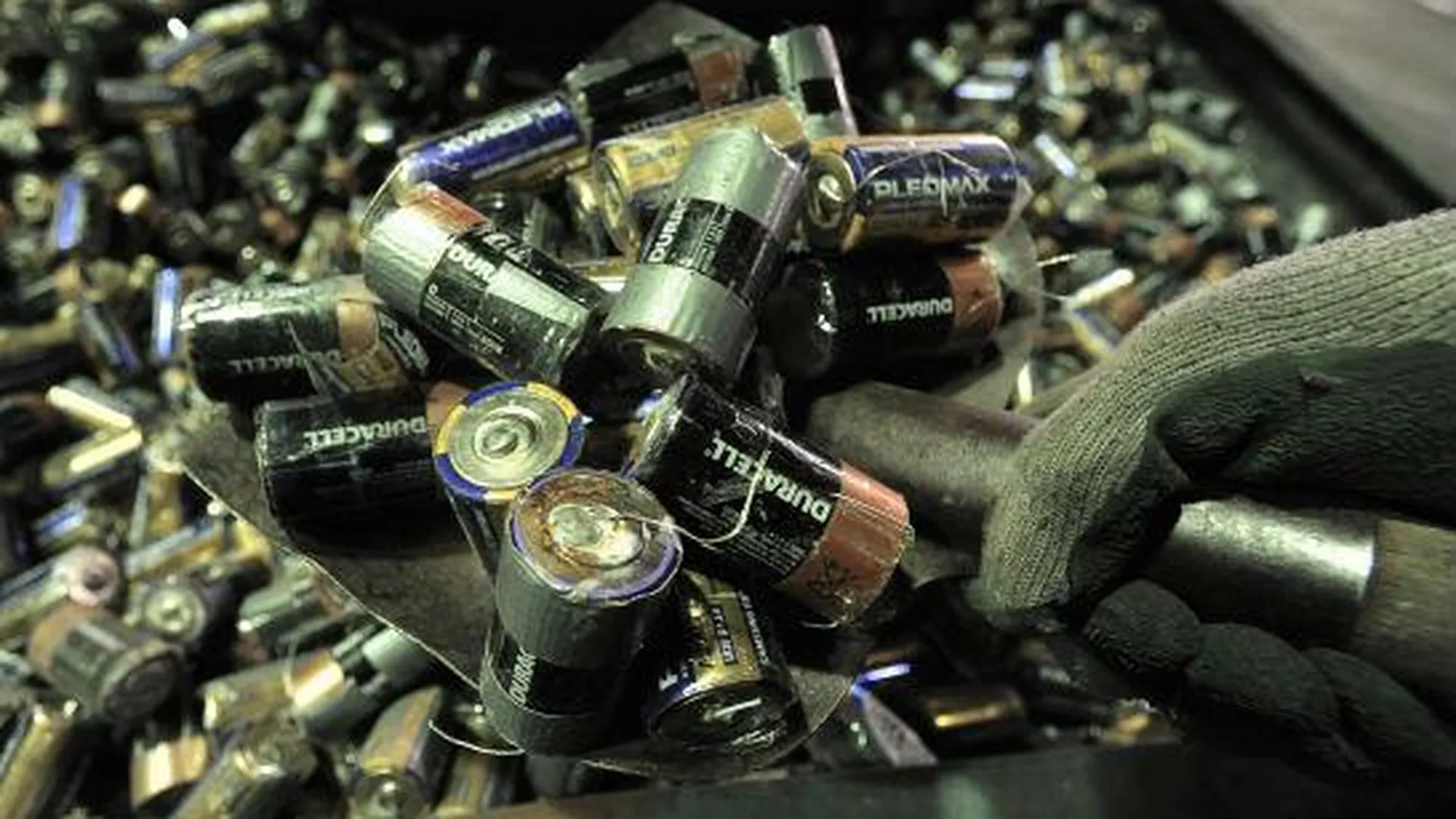 Более 30 тыс контейнеров для сбора батареек установят в МО