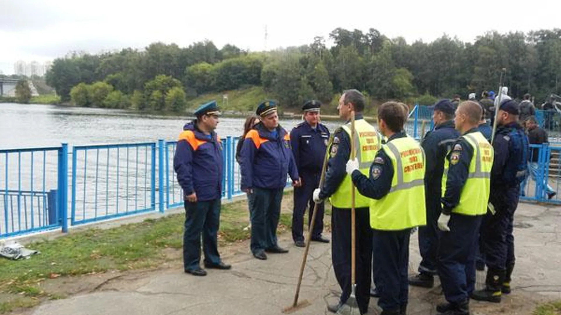Спасатели привели в порядок берега канала имени Москвы