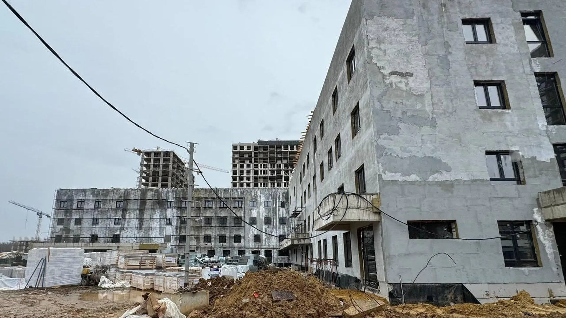 Инспекторы Главгосстройнадзора проверил ход строительства поликлиники в ЖК «Пригород Лесное»