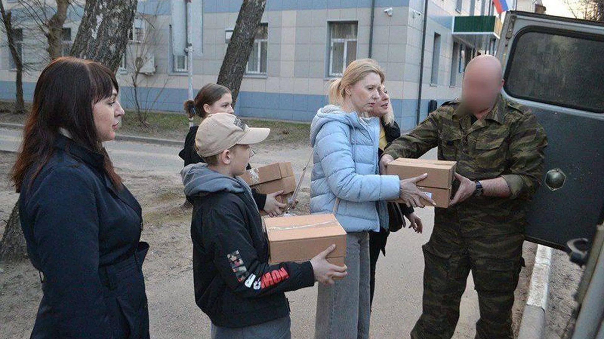 Из городского округа Серпухов в зону СВО передали груз с касками и бронежилетами
