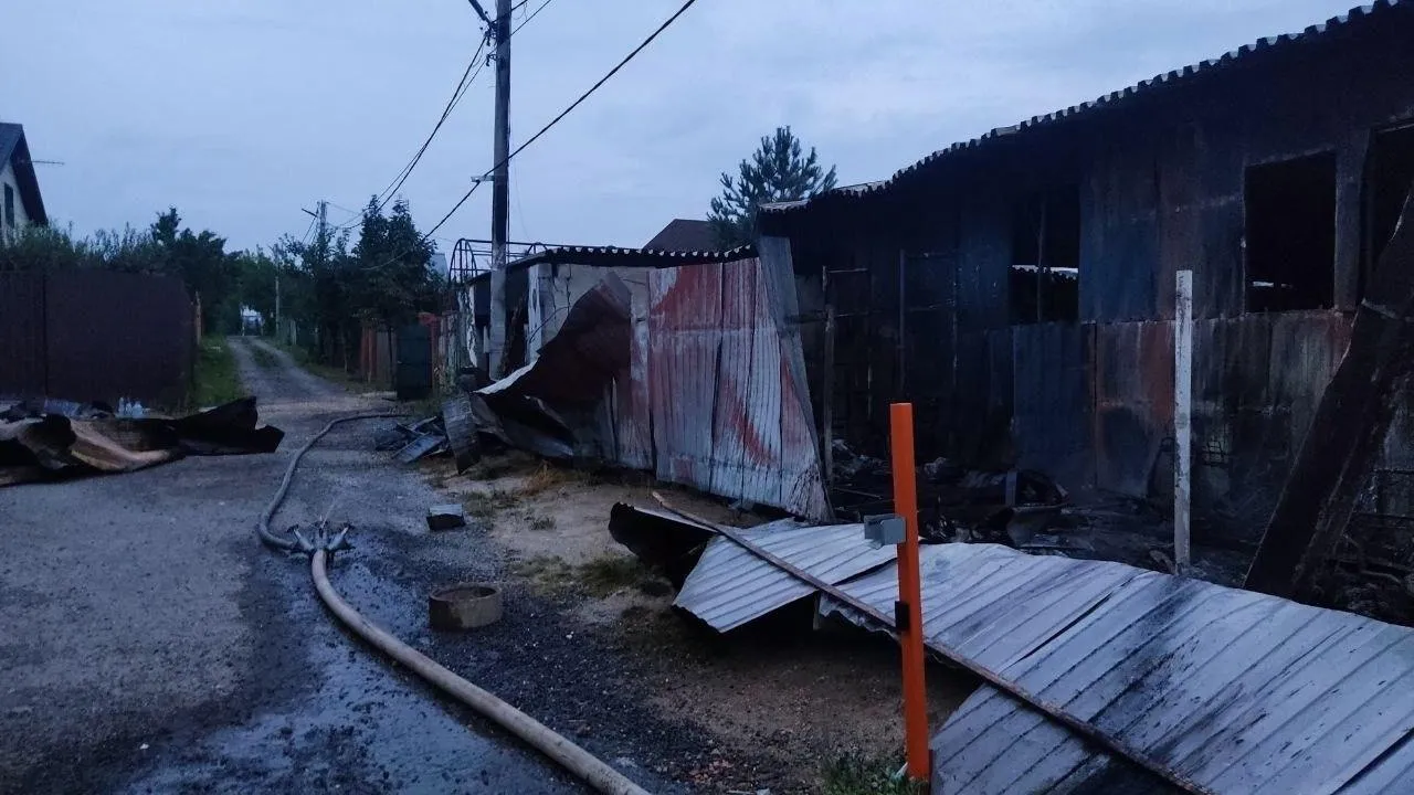 Автосервис сгорел в Подольске минувшей ночью