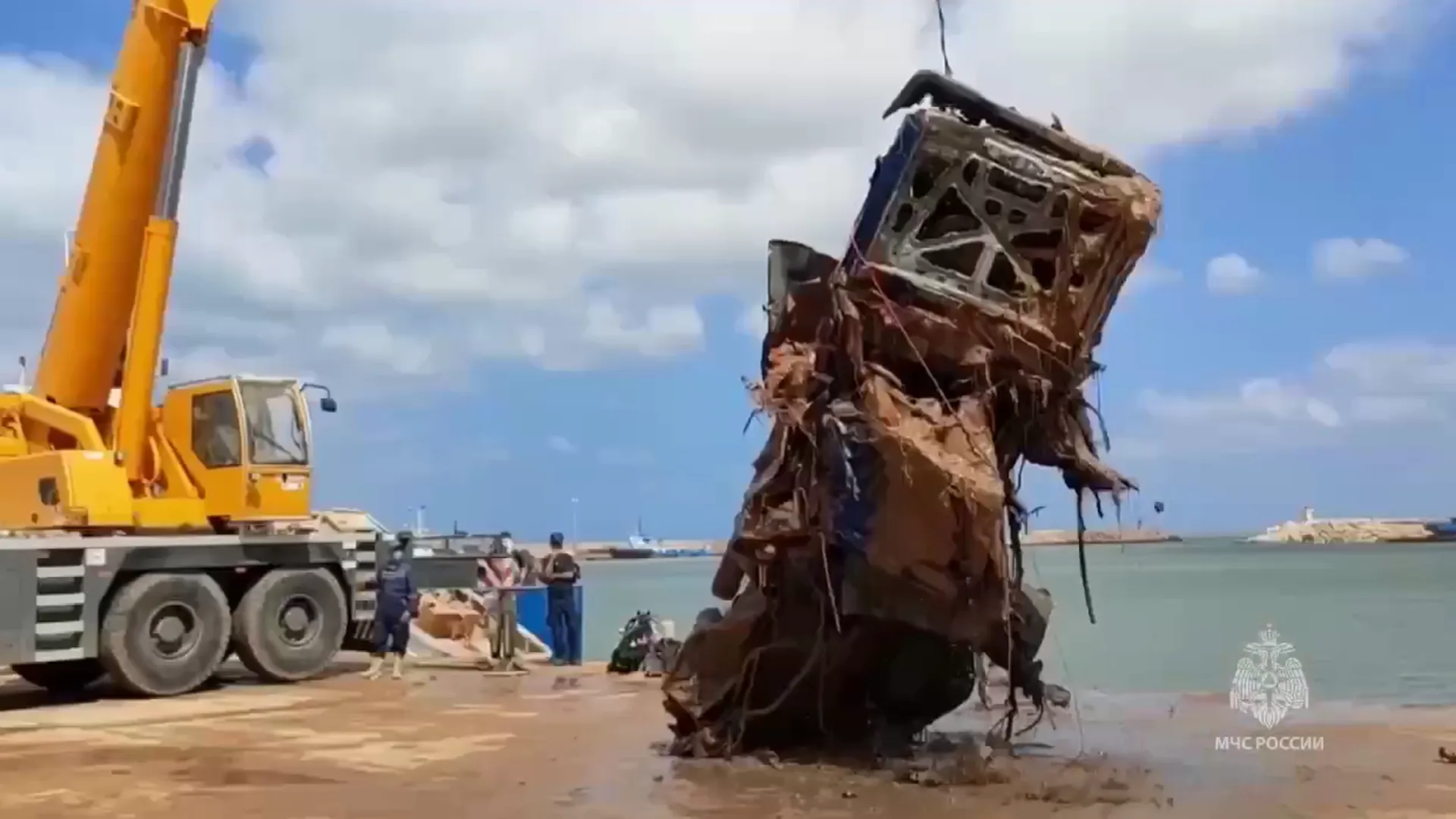 Работа российских спасателей в Ливии после наводнения попала на видео