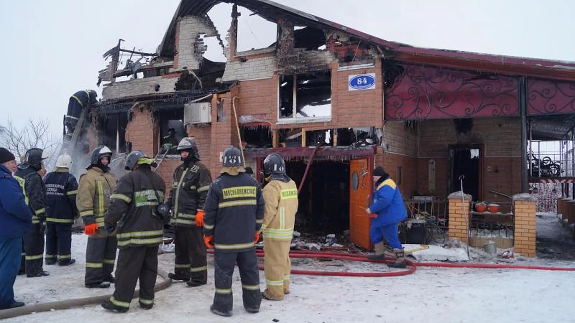 Талдомские полицейские спасли трех человек из горящего дома