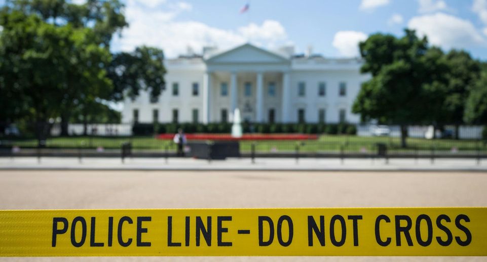 Секретная служба США: авто врезалось в ограду Белого дома, водитель умер