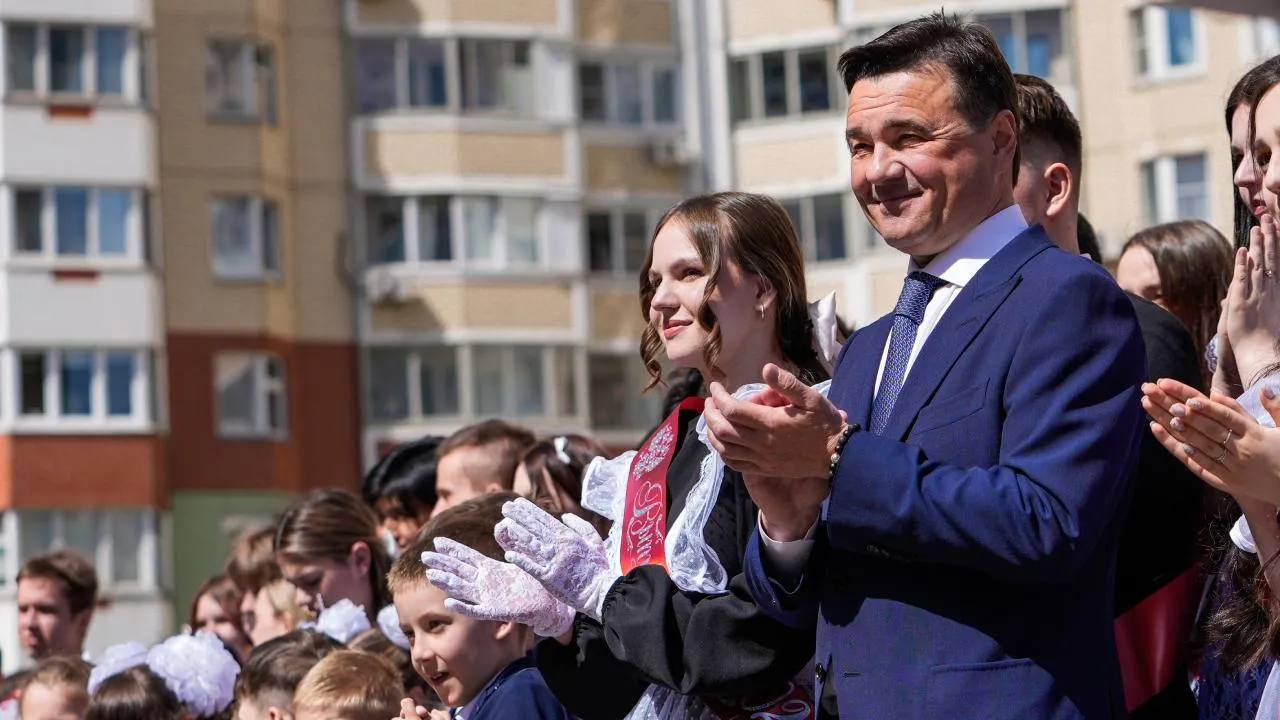 Андрей Воробьев поздравил выпускников реутовской школы с последним звонком