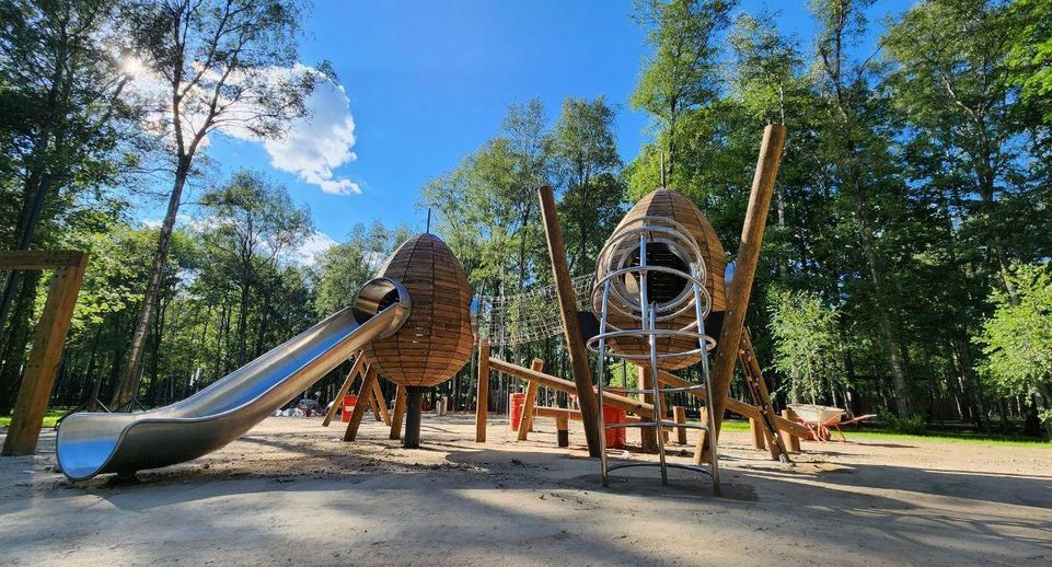 Новую детскую площадку установили в Центральном парке Лобни