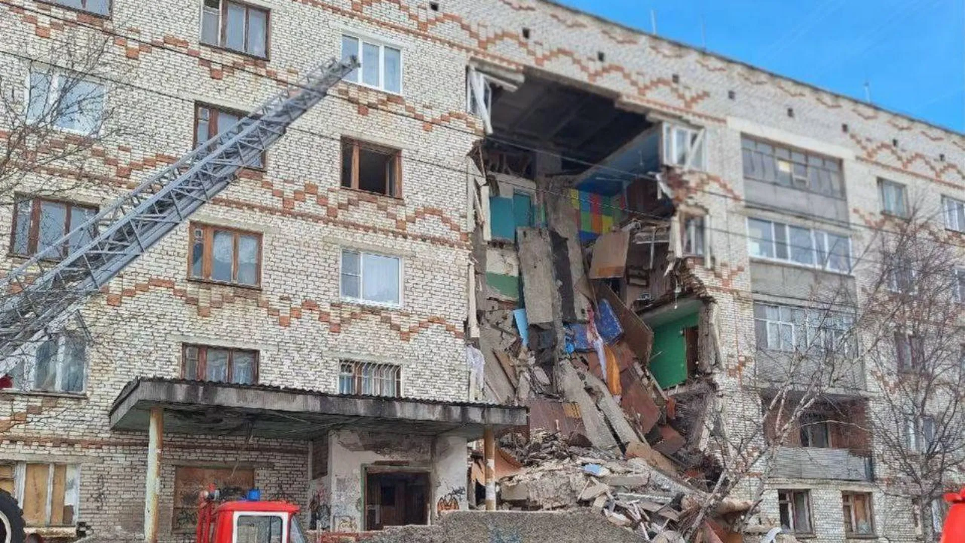 В Печоре обрушились пять этажей жилого здания