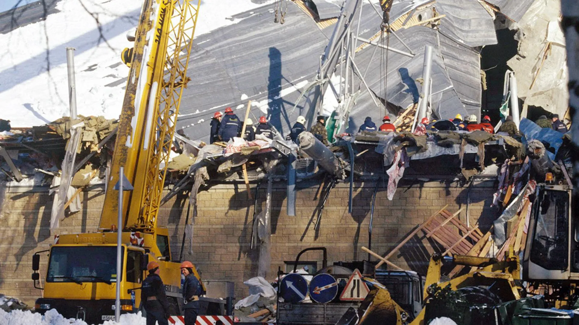 Спасательные работы после обрушения крыши «Трансвааль-парка», 2004 год