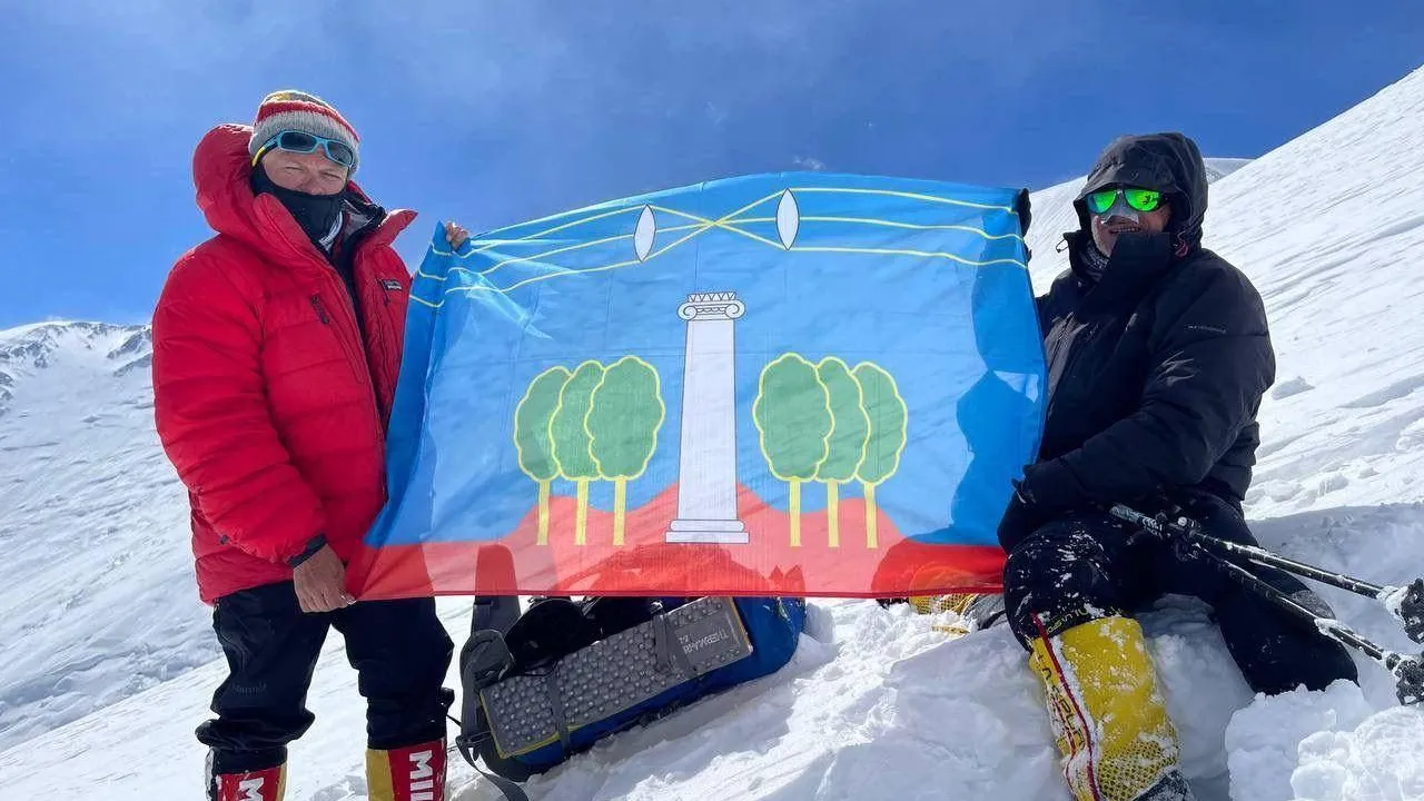 Горную вершину Пик Ленина украсил флаг подмосковного Красногорска