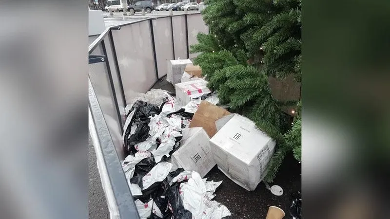 Главную елку Жуковского завалили мусором
