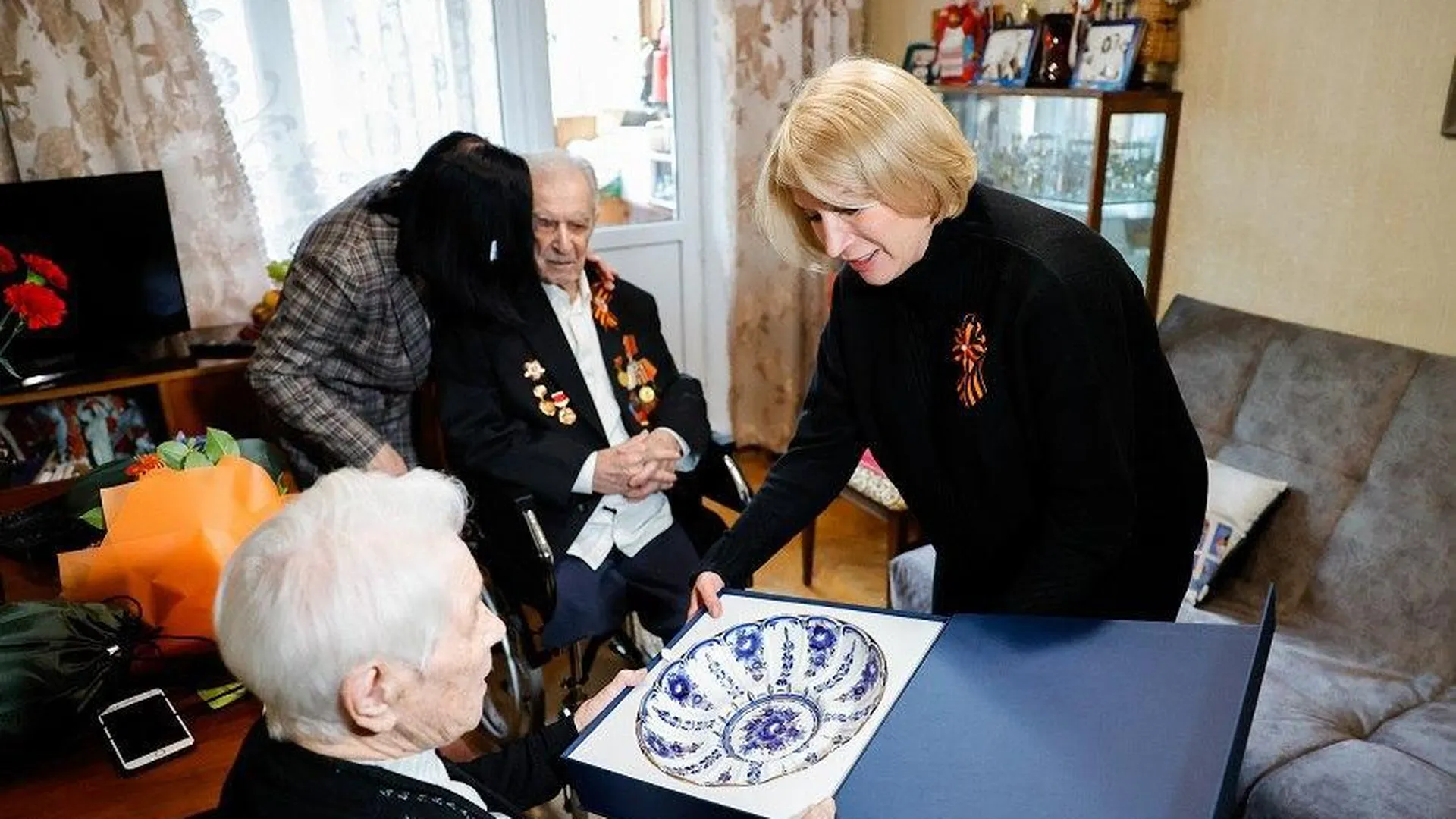 Глава Мытищ Юлия Купецкая поздравила ветеранов с Днем Победы