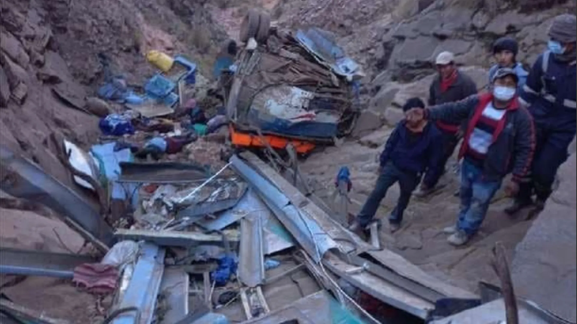 Автобус сорвался в овраг в Боливии. Погиб 31 человек