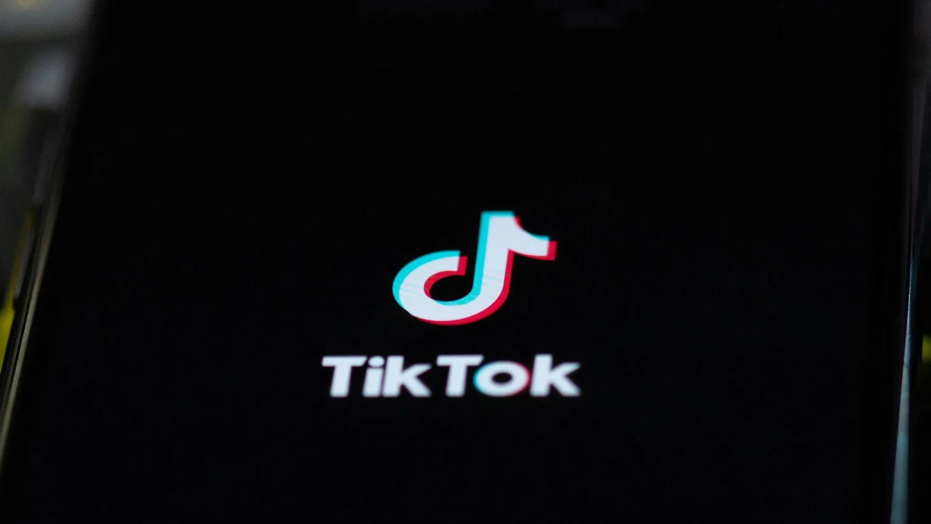 TikTok удалил более тысячи запрещенных в России материалов