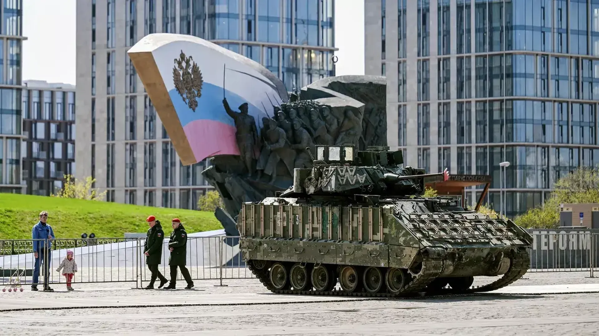 Кремль переадресовал военным вопрос о продлении выставки трофейной техники в Москве