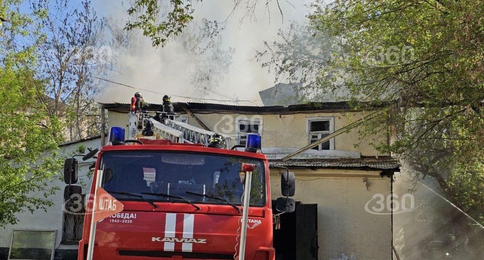 Источник 360.ru: при пожаре на северо-востоке Москвы пострадал огнеборец