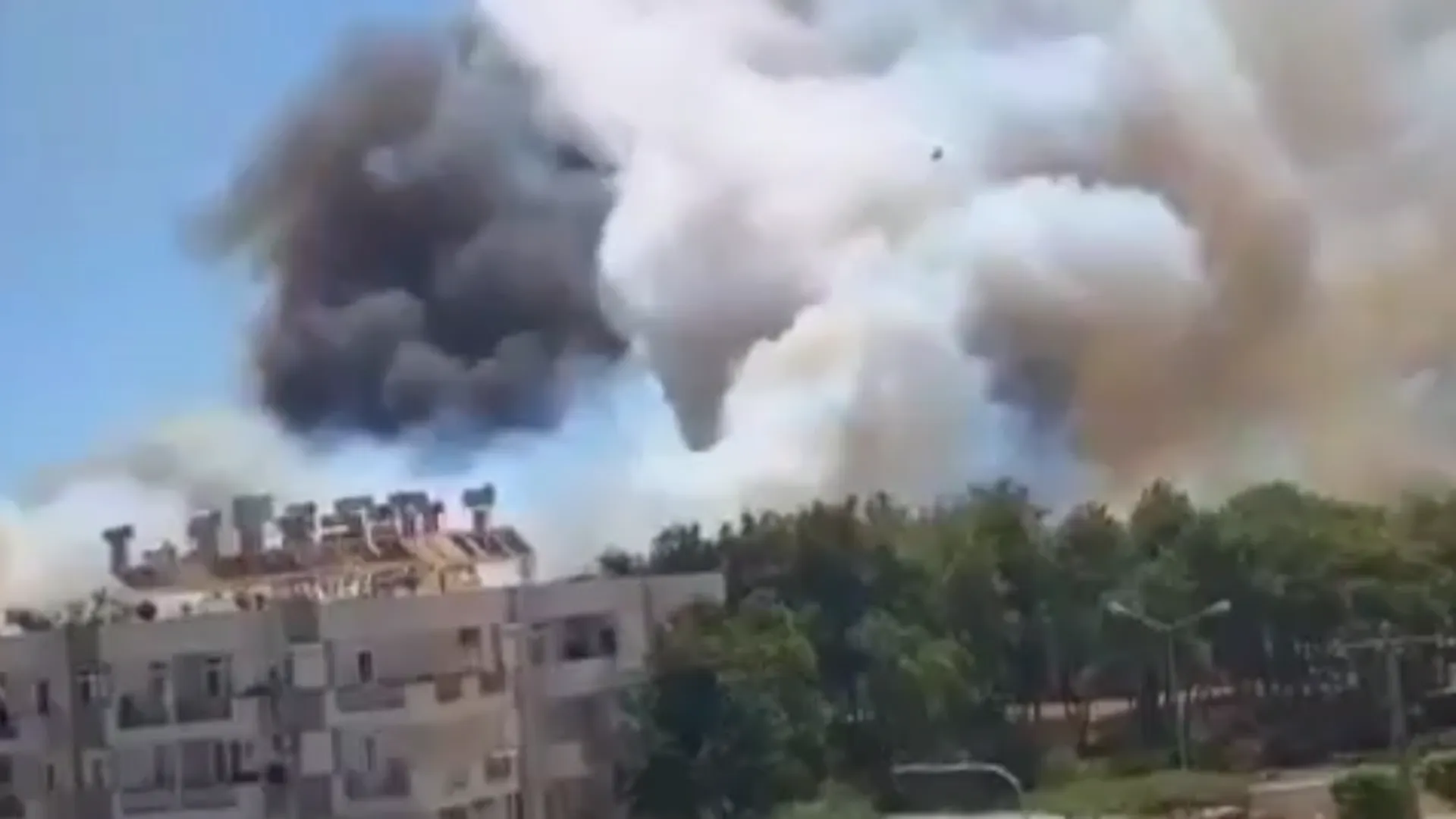 Российские самолеты задействованы в тушении пожаров в Турции — видео