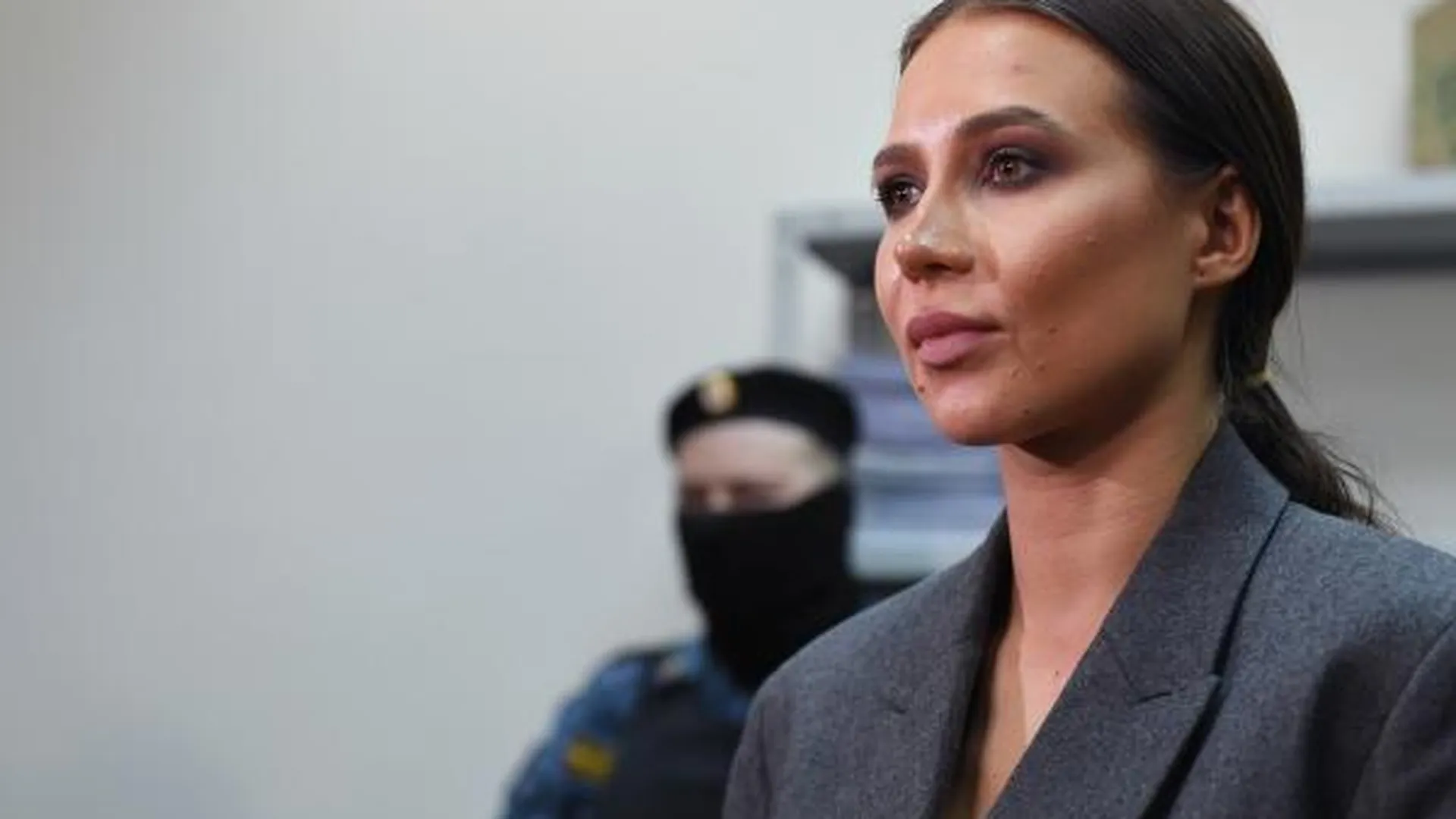 Блогер Валерия Чекалина, известная как Лерчек (Lerchek), в зале заседаний Савеловского суда Москвы, где ей изберут меру пресечения по делу об отмывании денег