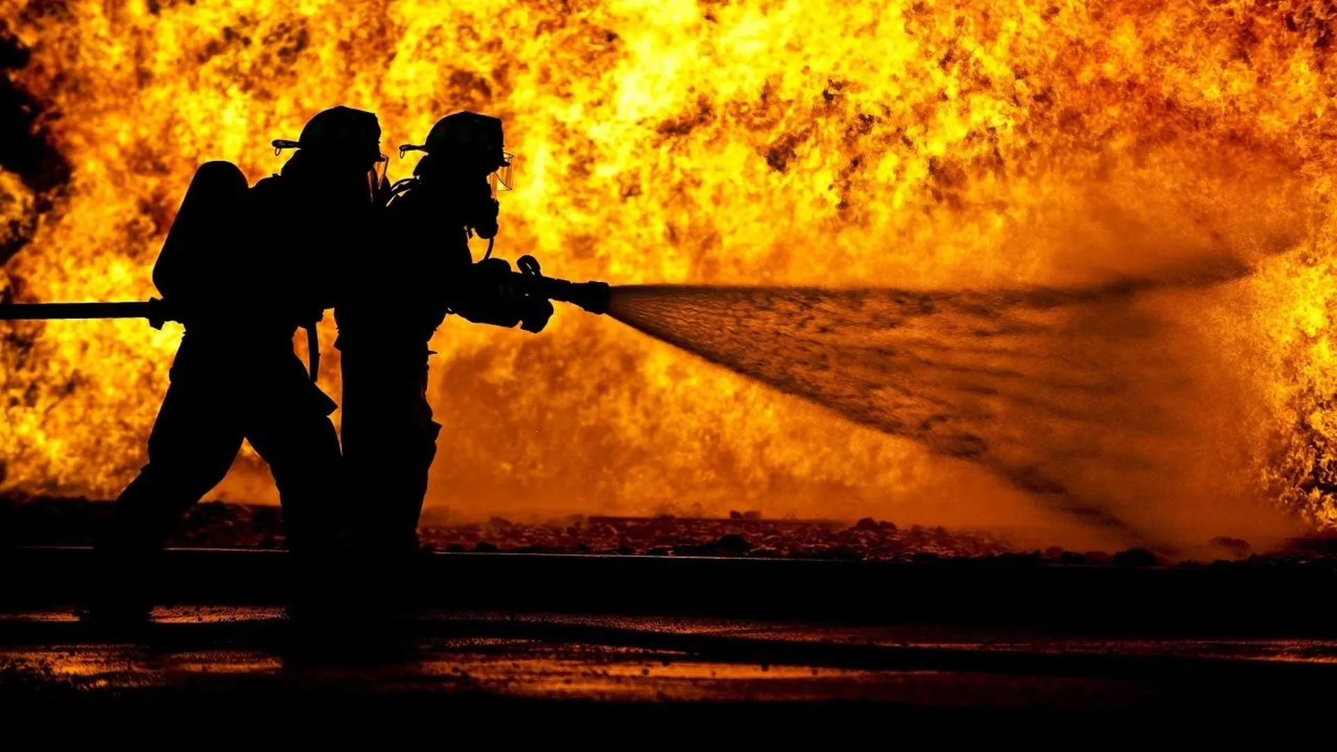 На рязанском нефтезаводе вспыхнул пожар после атаки украинских беспилотников