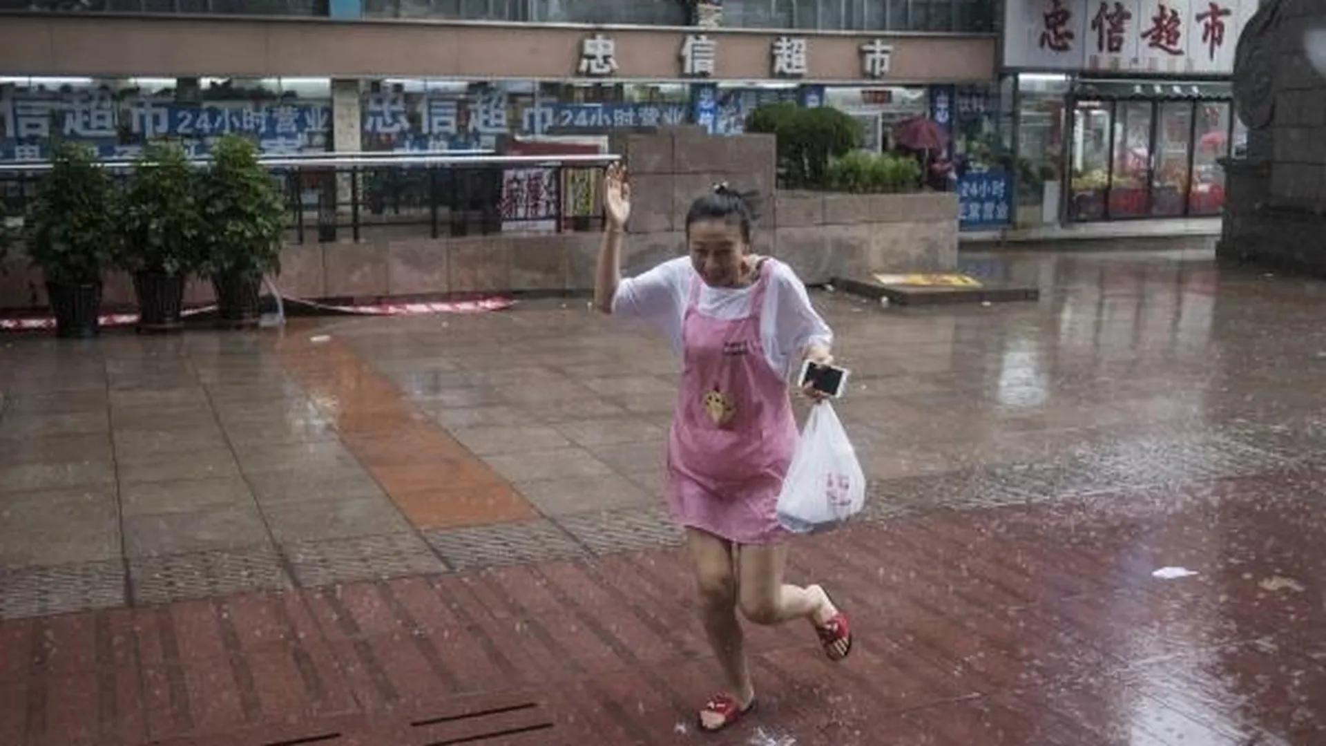 В Китае из-за сильных дождей гибнут люди