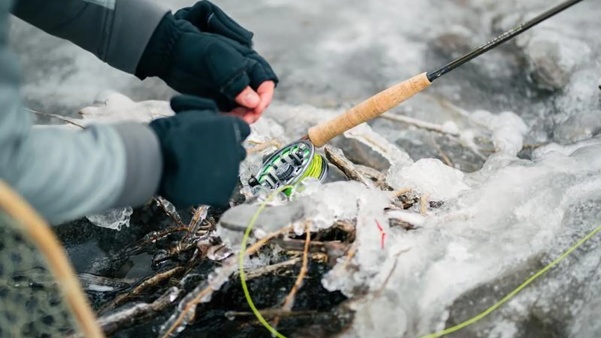 Щелковские врачи напомнили, к чему может привести рыбалка на едва замерзшем водоеме 