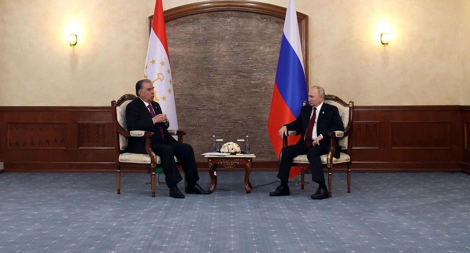 Путин пообщался по телефону с лидером Таджикистана Рахмоном