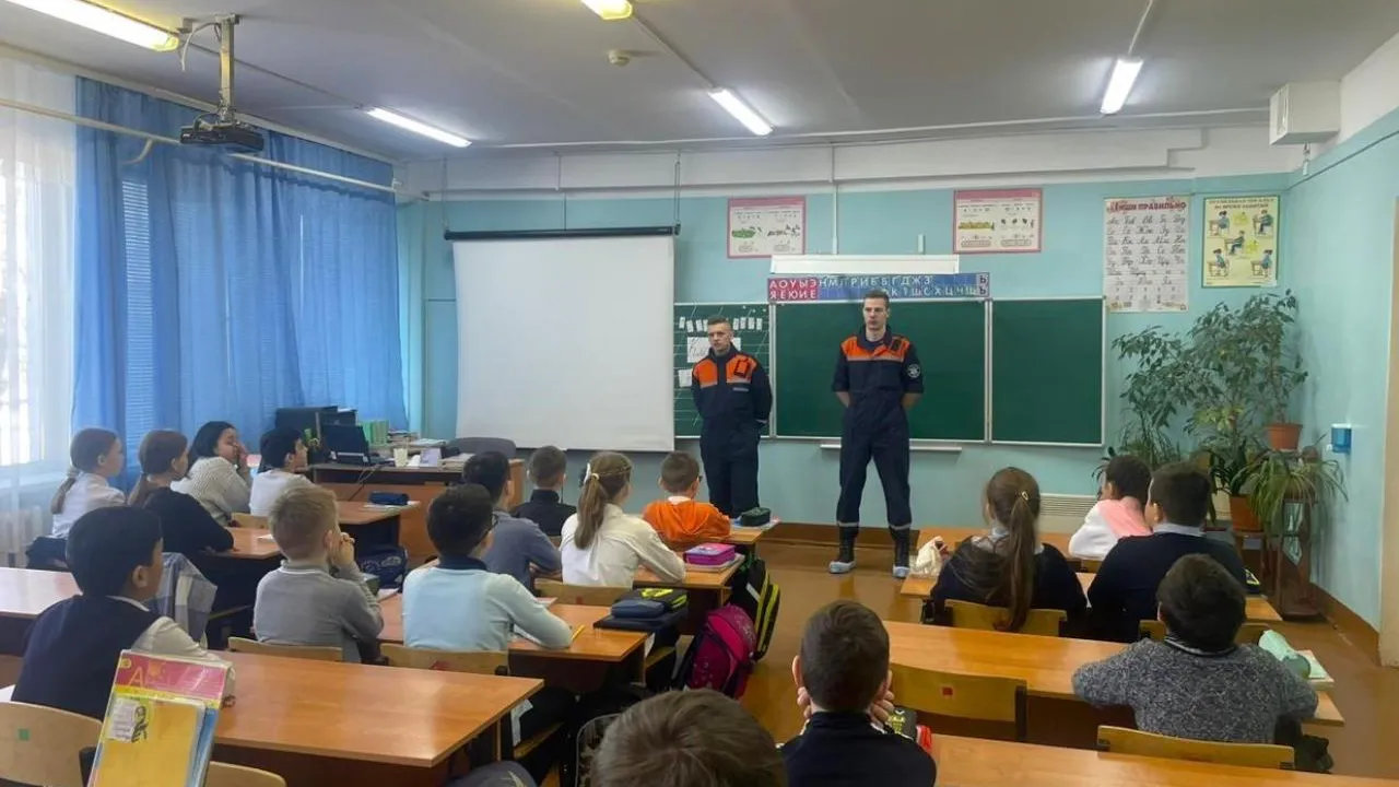 Подмосковные спасатели провели беседы со школьниками из Солнечногорска