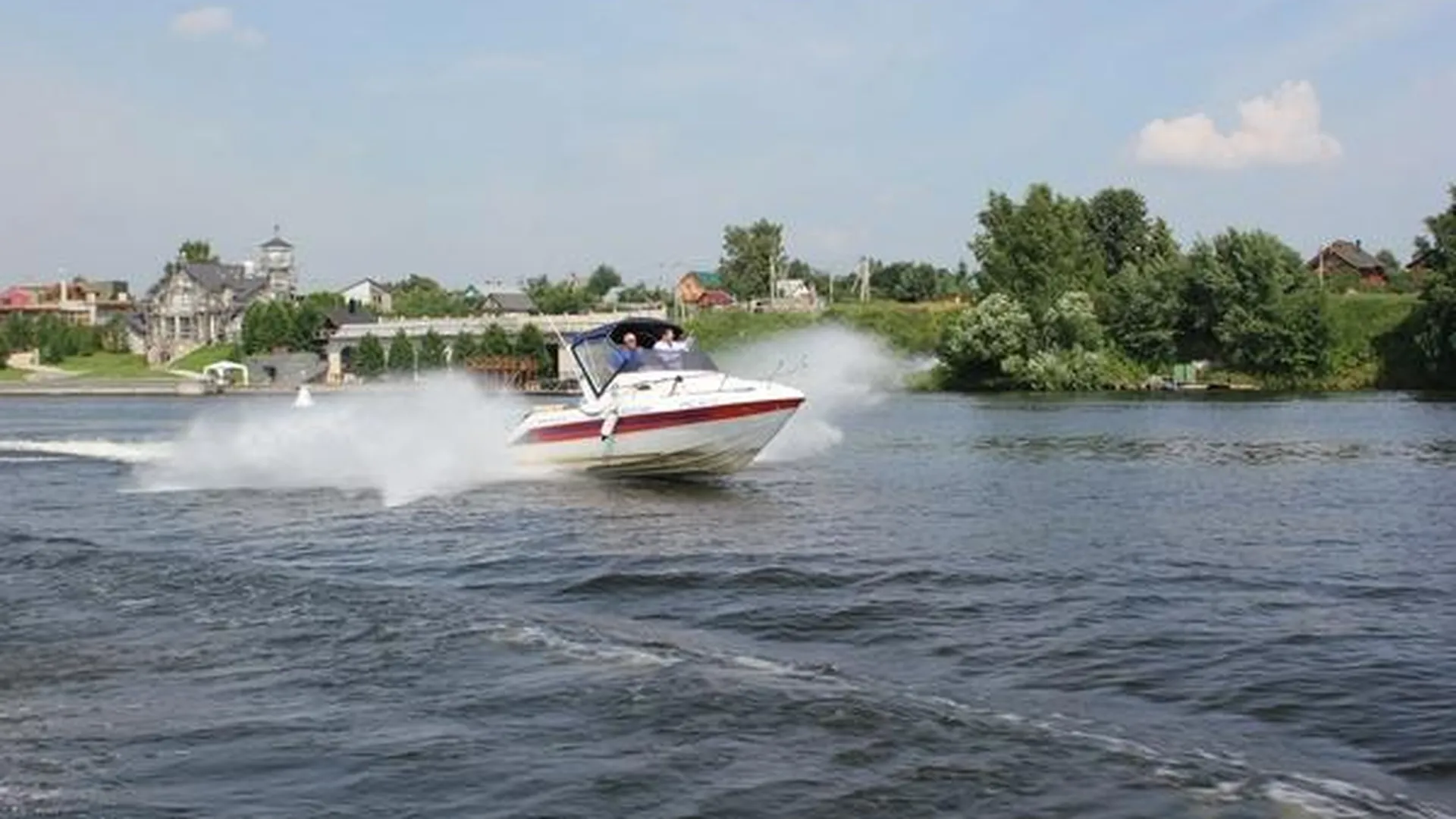 Чемпионат спасателей по водно-моторному спорту стартовал в Рузе