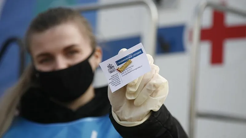 Дмитров присоединился к акции по раздаче значков привившимся от коронавируса 
