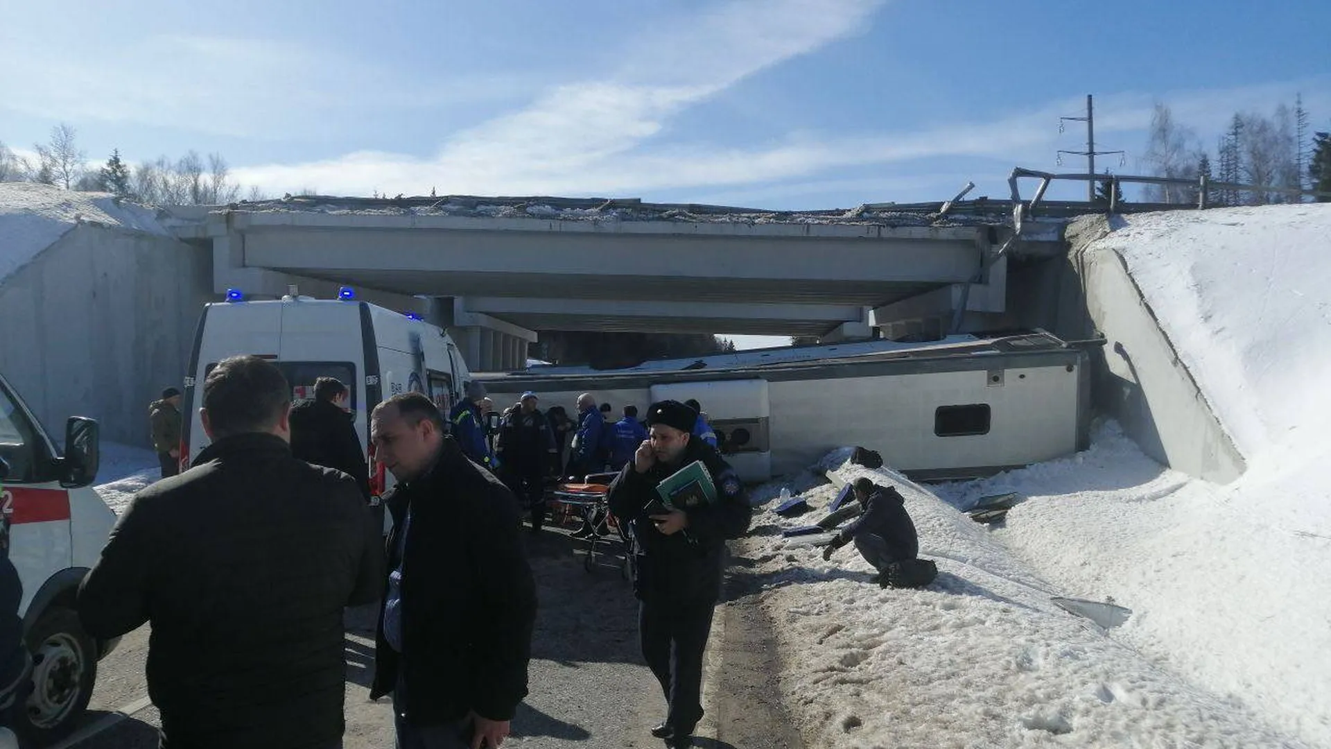 Автобус упал с эстакады в Подмосковье: есть пострадавшие