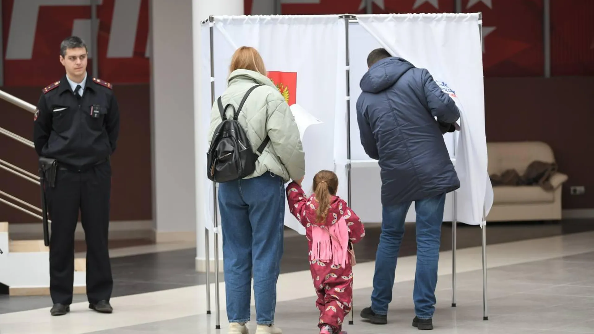 Председатель химкинского отделения Союза женщин России Ольга Бахмутова проголосовала на выборах президента