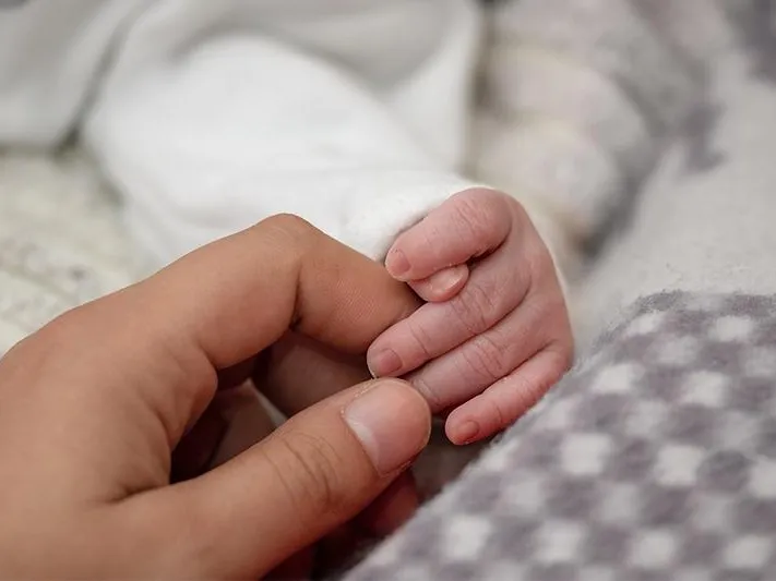 «Мама и дочь чувствуют себя хорошо»: врачи Королевской больницы рассказали о рождении «малышки-крепышки»