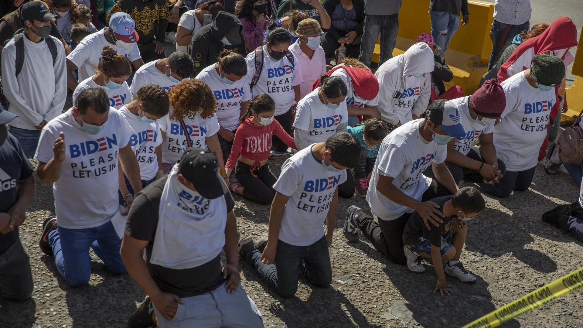Мигранты на границе США и Мексики. На футболках написано «Байден, пожалуйста, впусти нас» / Stringer / dpa